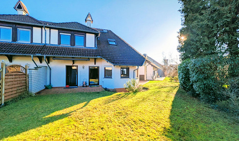 Steinberg: Semi-detached house with EBK, air conditioning and garden in a play street near the forest