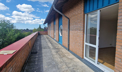 First occupancy after renovation 2.5 room apartment 76m² with EBK, shower room, huge roof terrace in Heide