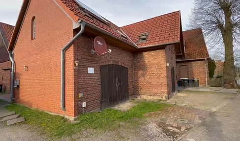 Bright 2 room apartment with fitted kitchen and small garden and covered terrace