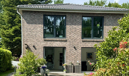 Townhouse villa with beautiful garden at the airport