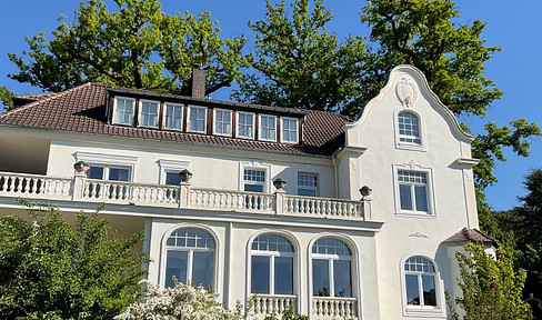 Historic residential ensemble on park-like grounds