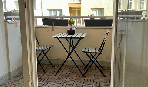 From private owner: freshly renovated apartment with balcony, elevator, cellar