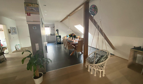 Helle 3 Zimmer Mansardenwohnung mit Balkon und PKW Garage
