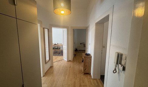 Charming, bright 3-room old building with high ceilings and fitted kitchen in Frankfurt's popular Nordend district