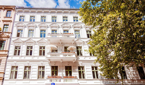 Right at the top with history - elevator, stucco and a view of the TV tower in the Bergmannkiez!