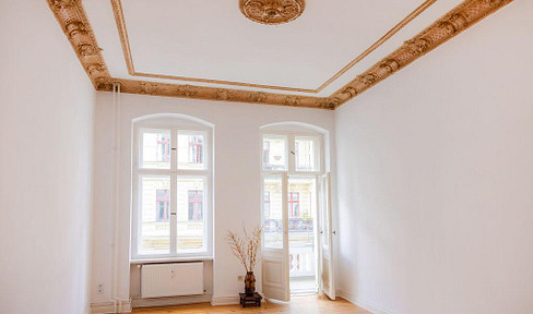 Beletage dream with balcony - stylish old building jewel in the historic Bergmannkiez! Free of commission!