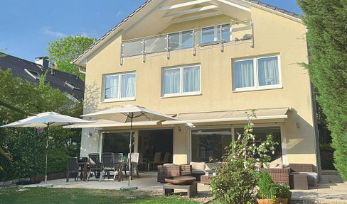 Spacious detached villa with beautiful garden and large terrace