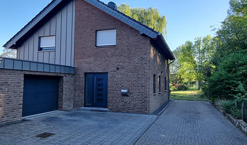 Einfamilienhaus mit großem Garten und Garage