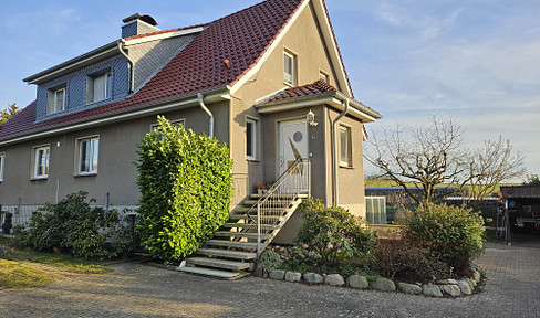 Spacious semi-detached house on private land in green surroundings