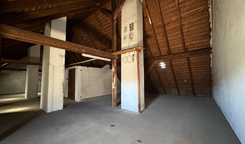Free of commission from owner! Convertible attic + parking space in a central location in Nuremberg