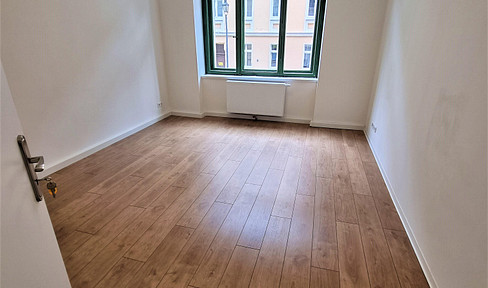 Modern living in a historic building with energy-efficient features – 3-room apartment on a high floor (including fitted kitchen).