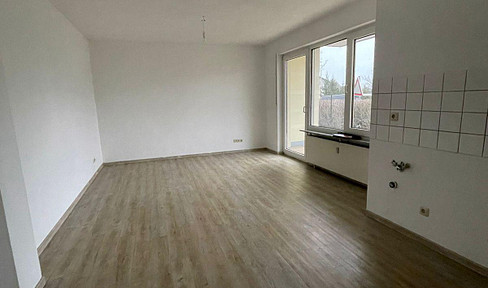Refurbished 1-room apartment with terrace, EBK & parking space
