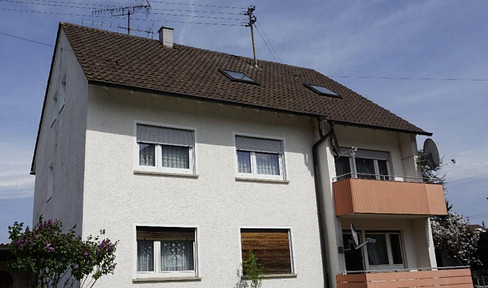 Attraktive 4 Zimmer Wohnung im Hochpaterre  in Dreifamilienhaus mit Garage