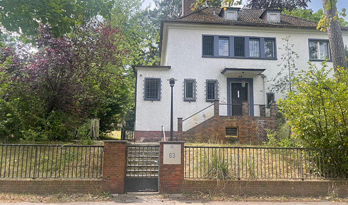 Old villa/office building with terrace and park-like plot No commission