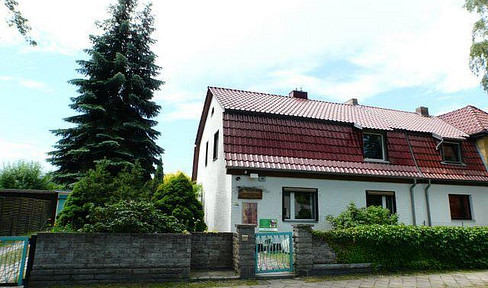 Semi-detached house in Erkner - close to the train station - large plot of land