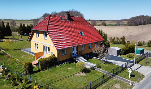 Spacious detached house with a separate apartment, located near Kniepower Lake - available on Rügen, no commission fees.