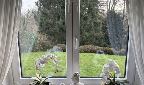 Mitten im Grünen: Teilmöblierte Souterrainwohnung mit separatem Eingang