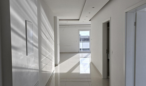 FREE OF PROVISION & directly from the owner-Spacious penthouse apartment with EBK - ready to move in immediately
