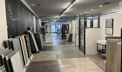 MOERS-KAPELLEN: Shop with large display window in top location! Flexible uses possible!