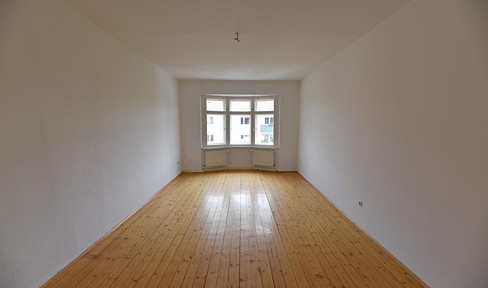 Johannstadt: Beautiful 4-room apartment with wooden flooring A31 4th floor right E9