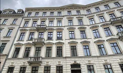 5-room apartment with old building charm with balcony & elevator