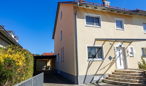 Geräumige Doppelhaushälfte in ruhiger Lage mit gemütlichem Garten