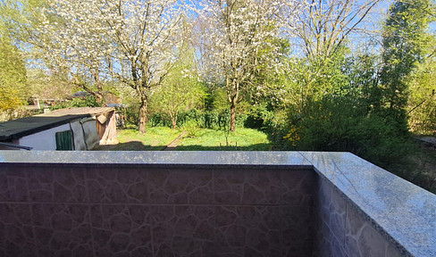 Helle 2 Zimmer Whg, mit Balkon