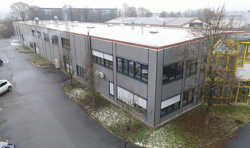 Production hall with offices and excellent transport connections