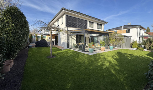 Stadtvilla mit Doppelgarage, großen Terassen, Sommergarten und PV