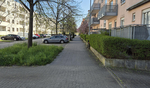 Helle 2 Zimmer-Wohnung mit Tiefgaragenstellplatz, Balkon, Kellerabteil und Einbauküche