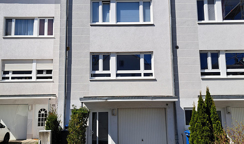 Top location on Steinberg: 5-room terraced house with upscale interior in Hofheim am Taunus