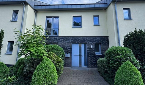 High-quality semi-detached house in the heart of Kevelaer-Winnekendonk, with 2 garages.