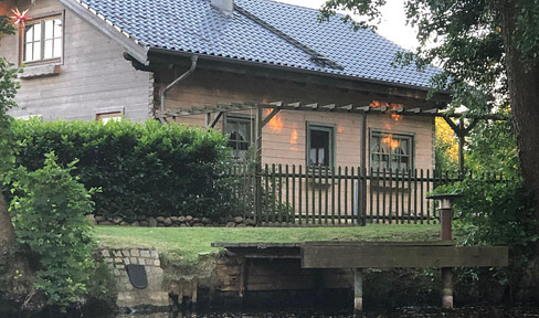 Am Ende der Straße steht ein Haus am Fluss!