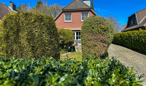 Well-maintained detached house in Hamburg Langenbek with garden, fitted kitchen, cellar, fireplace and 2 parking spaces