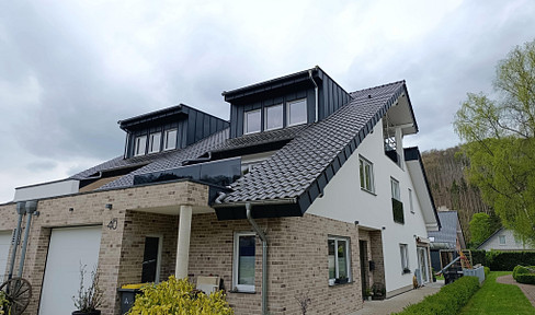 Einseitig angebautes Einfamilienhaus aus 2020 mit Nachhaltigkeit & Design – Wohnen auf hohem Niveau