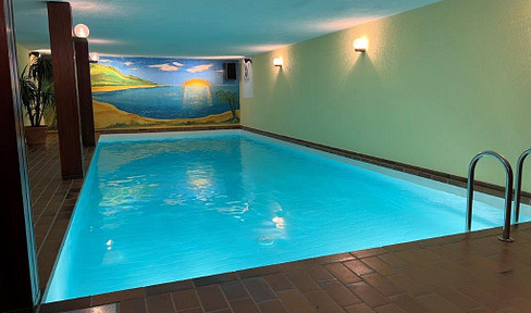 Großzügiges Einfamilienhaus im Landhausstil mit Hallenbad
