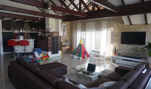 Fantastic top-floor apartment with lots of light and views