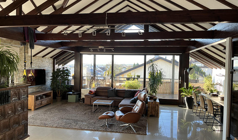 Fantastic top-floor apartment with lots of light and views