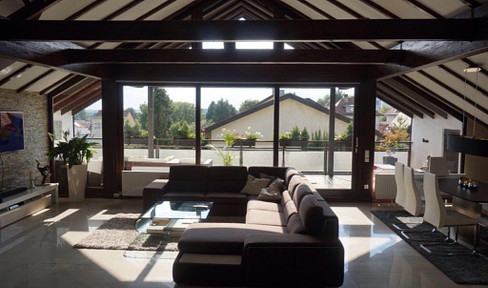 Fantastic top-floor apartment with lots of light and views