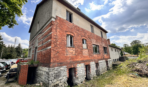 Take the opportunity to design this versatile property according to your own ideas