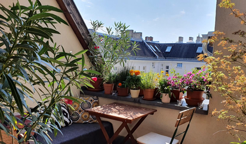 Free of commission: Sunny top floor apartment in Schöneberg
