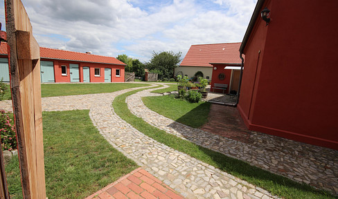 Dreiseitenhof: zwei Wohnhäuser, Scheune, fast 5ha Land, Offenstallanlage