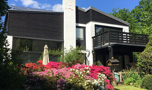 Zeitloses Architektenhaus an Privatweg mit Außen-Schwimmbad und Doppel-Garage