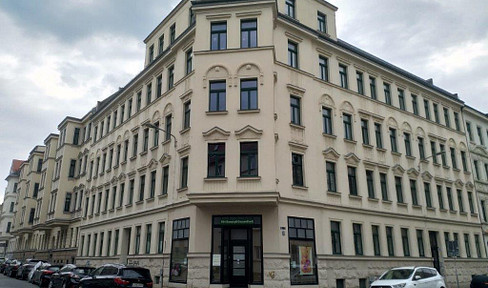 2 Zimmer Wohnung mit Balkon und Parkett und separater Küche