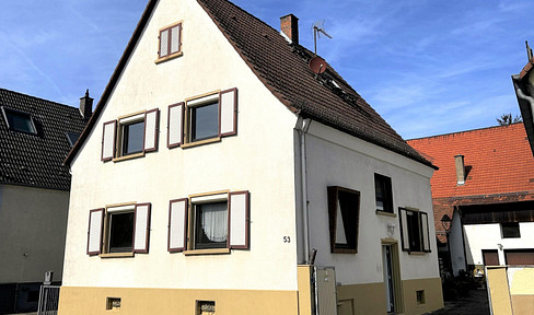 Commission-free: Spacious and versatile property with house, garden, garage and barn