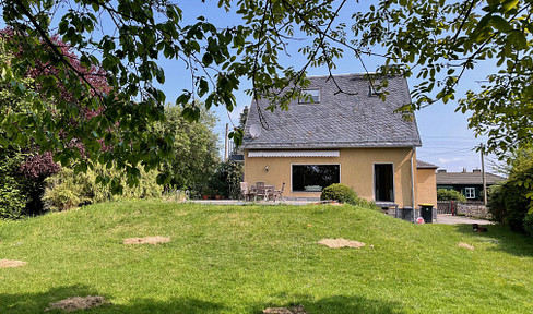 Detached house in need of renovation with potential in a popular location!