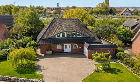 Exclusive detached house on the Elbe River embankment, 244m² / residential building. NO COMMISSION FEES.