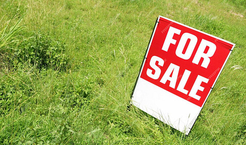 Building plot for a detached or multi-family house in second row, quiet location