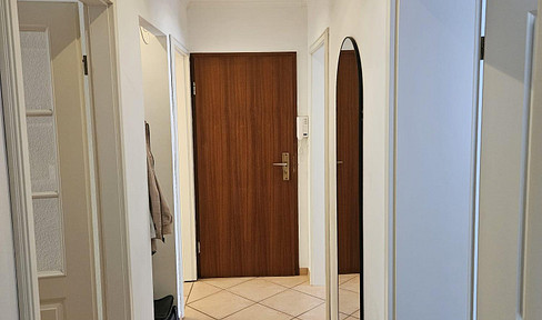 This cozy 3-room apartment is centrally located in Lübeck, close to the highway.