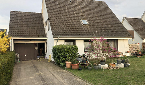 Zentrales großzügiges Ein- / Zweifamilienhaus mit 7 Zimmern in Malente mit viel Gestaltungspotenzial